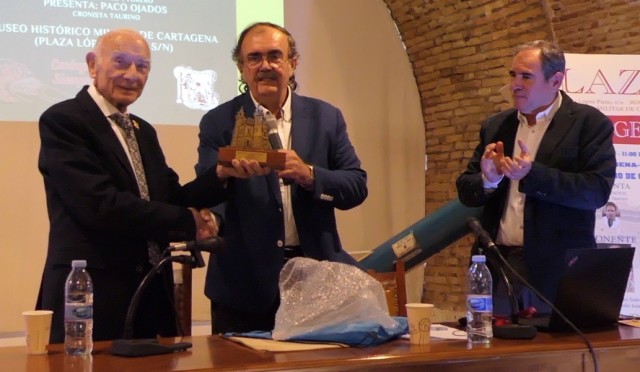 Manuel Sánchez Juárez recibe el premio 'Jabato' 2025 de los barrios de Cartagena Norte