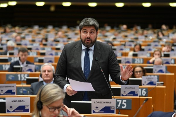 López Miras reclama en Bruselas más inversiones de Europa para modernizar las presas