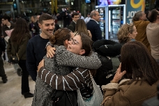 Aterriza el primer avión militar con 171 evacuados de Oriente Próximo, de donde ya han salido 3.000 españoles