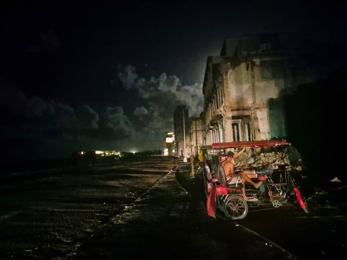 Imagen de archivo del apagón generalizado en Cuba tras un importante fallo en una central eléctrica del país - Imagen de archivo del apagón generalizado en Cuba tras un importante fallo en una central eléctrica del país
