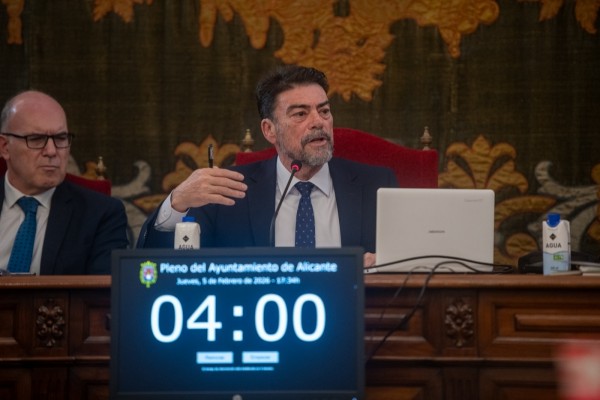 Barcala se pone a disposición de Les Corts sobre las VPP y reitera que no sabía que su edil compró una