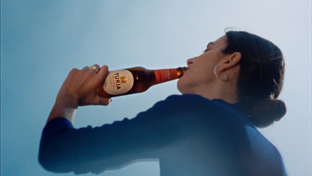 ‘Hi ha una part de les Falles que no fa soroll,  però sona’, la nueva campaña de Cervezas Turia
