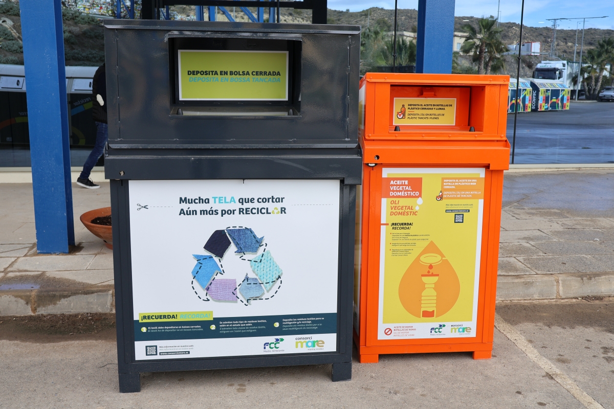 Los contenedores del Consorci Mare recuperan 13.500 kilos de textil y 2.500 litros de aceite en dos meses 