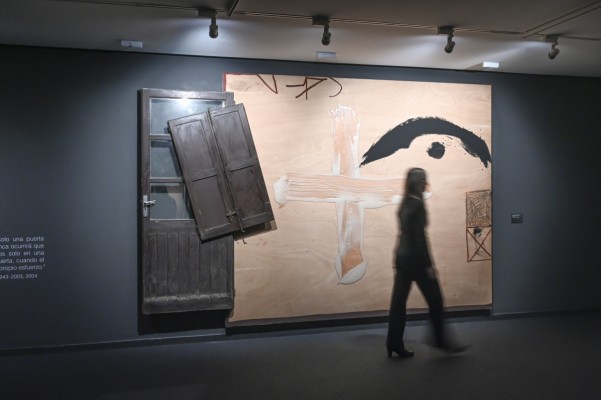 El Tàpies más radical, esencial y presente se despliega en València