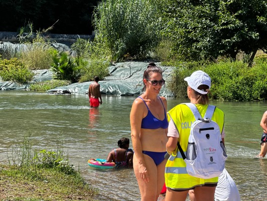 Riba-roja lanza un dispositivo de control por el incremento de personas en el río 