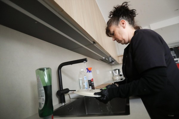 El 6,9% de las mujeres se dedica solo al trabajo de hogar no remunerado, frente al 0,3% de los hombres, según Oxfam