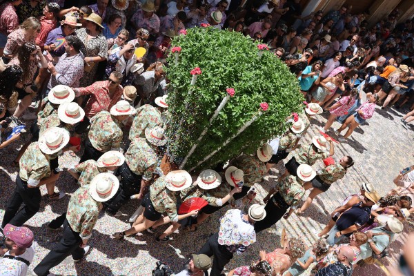 Las Alfàbegues de Bétera se pasean entre 13 toneladas de confeti en una espectacular Rodà