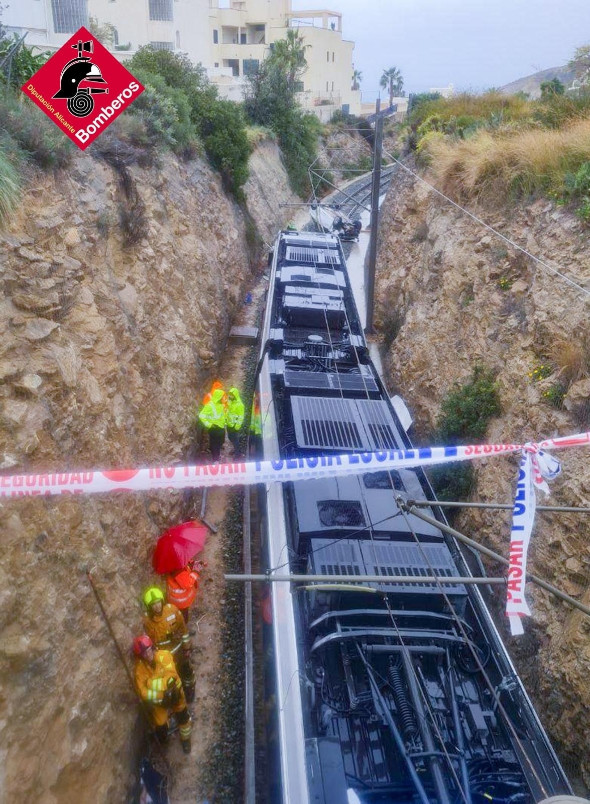 Restablecida la circulación del Tram en la Vila Joiosa tras el accidente de un vehículo caído a las vías