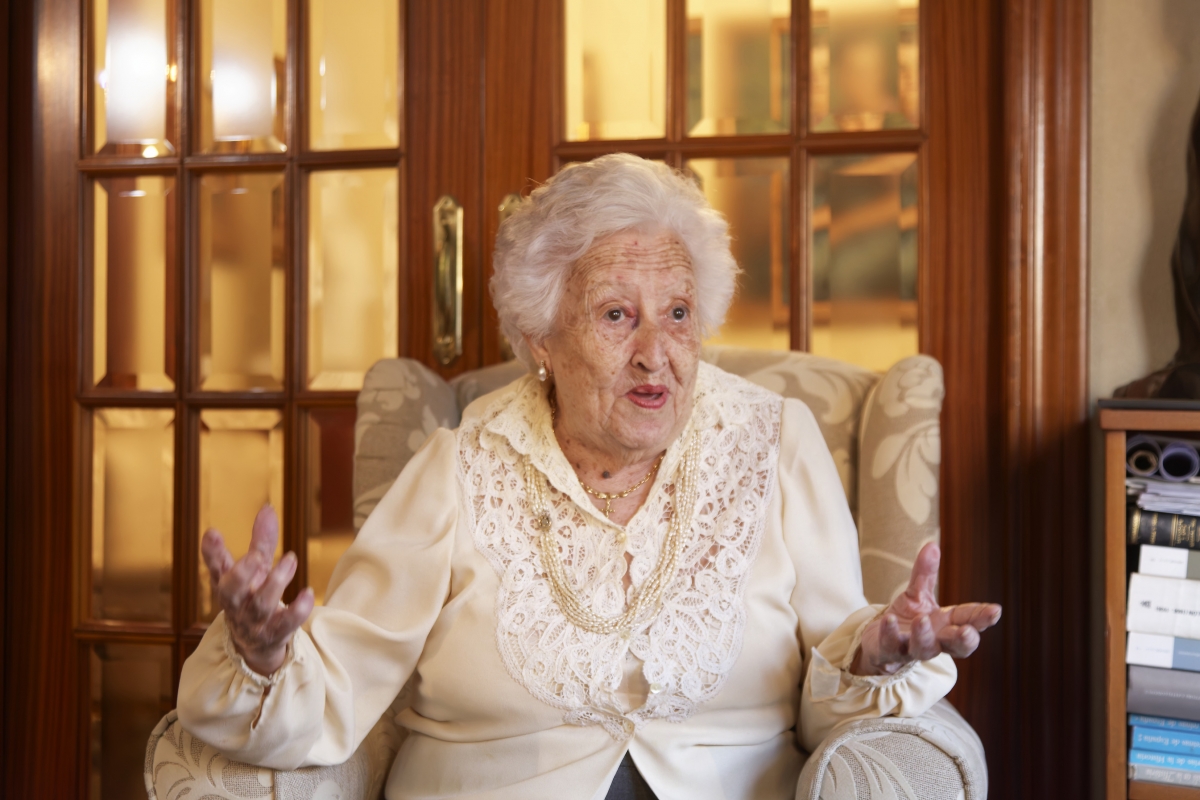 La hija de Manuel Segarra Ribés, en plena entrevista.