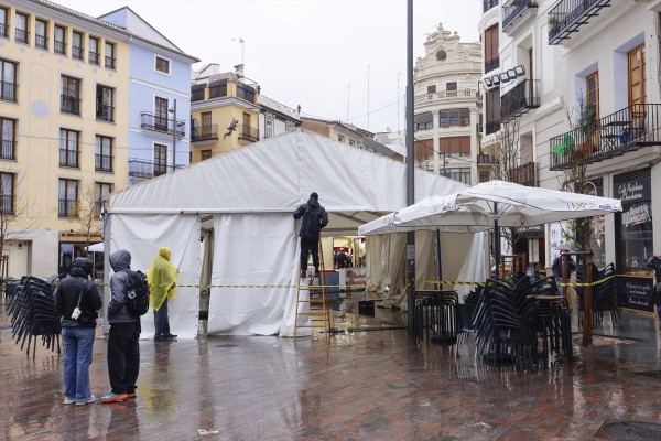 El montaje de las carpas falleras en València desafía a la lluvia