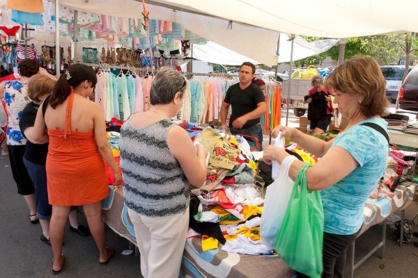 Ropa, alimentación y calzado concentran la actividad de los mercadillos de Cartagena