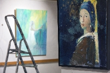 Las 'Miradas de Mujer' de Lucas Brox brillan en un Albudeite iluminado por luciérnagas