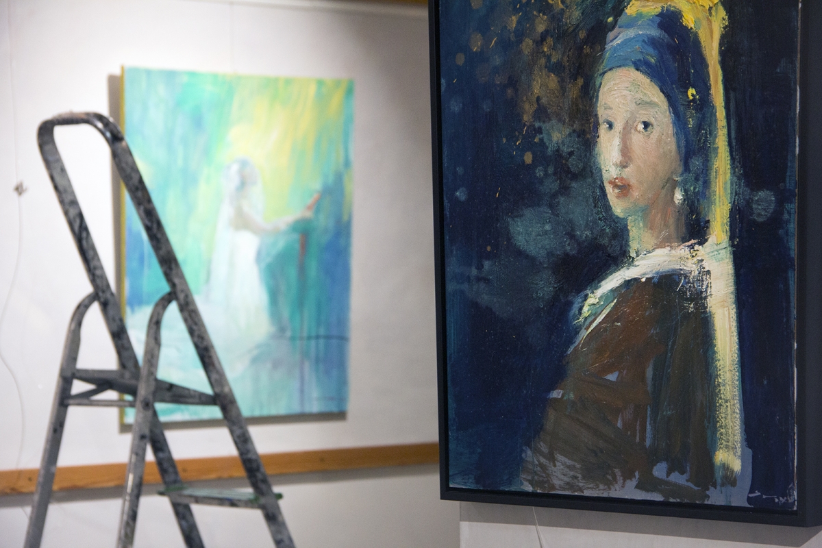 Las 'Miradas de Mujer' de Lucas Brox brillan en un Albudeite iluminado por luciérnagas