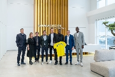 Miembros de la plantilla del primer equipo del Villarreal CF visitan las instalaciones de Porcelanosa