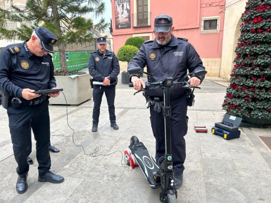 La Policía Local de Elche incorpora nuevos velocímetros para controlar la velocidad de patinetes
