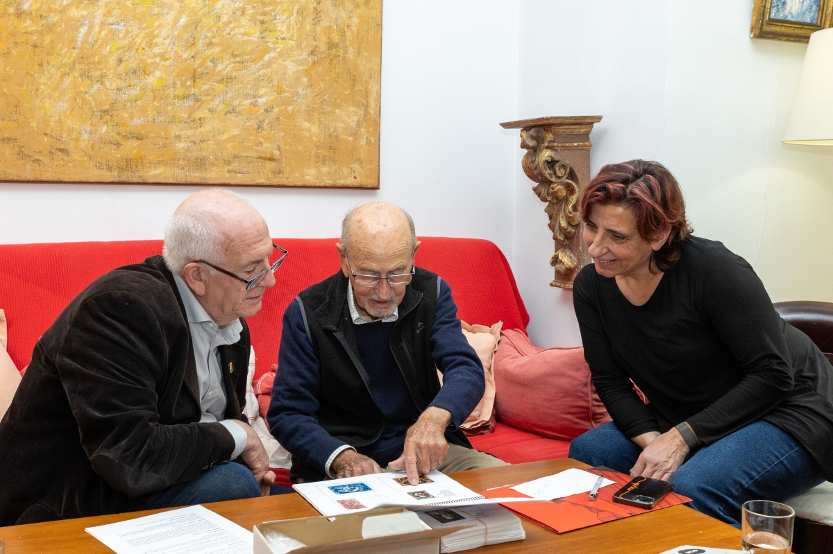 Vicent Ciscar y Marian Val formalizan el acuerdo con el pintor Salvador Manzano.