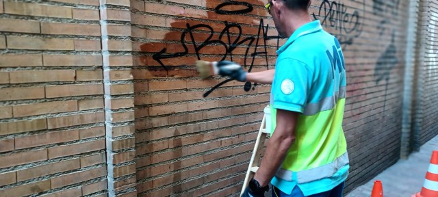 'Guerra' al grafiti en Murcia: el Ayuntamiento elimina cerca de 700 metros cuadrados de pinturas 