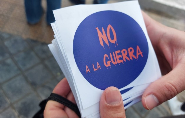 El PSPV ya prepara el reparto de pegatinas con el lema 'No a la guerra'
