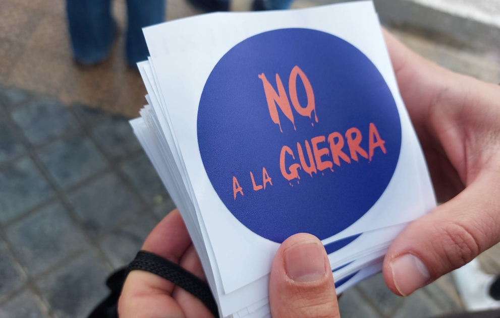 El PSPV ya prepara el reparto de pegatinas con el lema 'No a la guerra'
