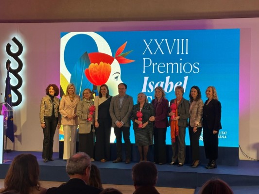 Marcela Fernández, presidenta de AEPA, recibe el Premio Isabel Ferrer que otorga GVA por el 8M