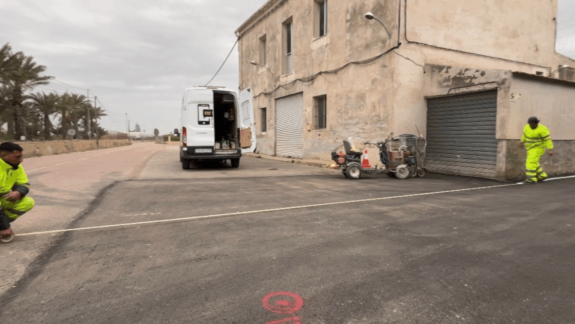 Continúa el plan de mejora y asfaltado de caminos rurales en Elche