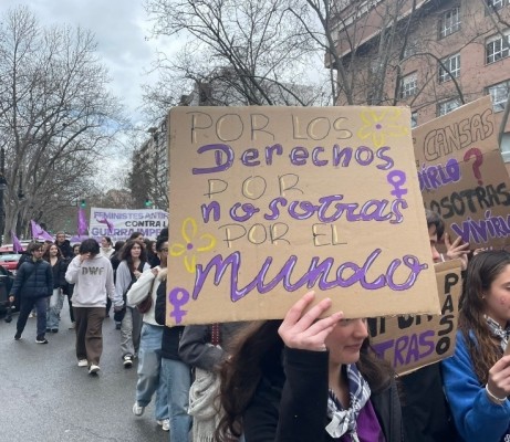 Estudiantes se manifiestan en València contra el machismo y la guerra: 