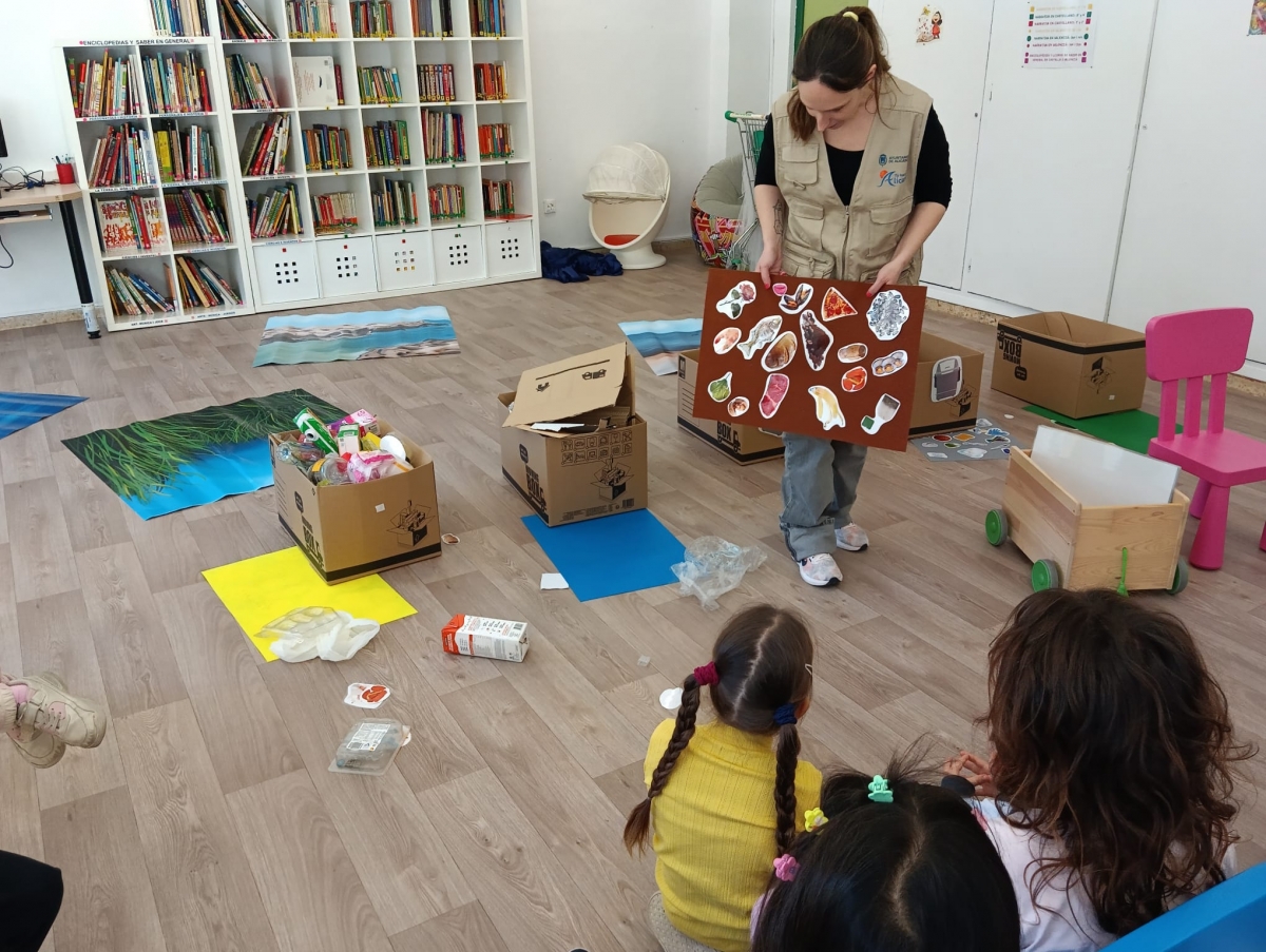 Alicante fomenta la educación ambiental en materia de limpieza y reciclaje en los colegios