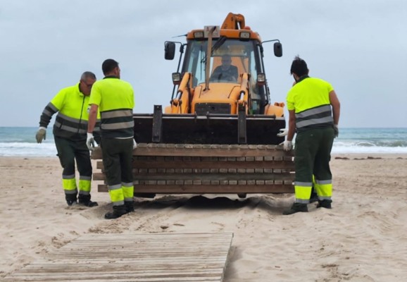 El Campello prepara sus playas para Semana Santa: instala pasarelas, papeleras e islas de reciclaje