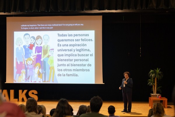Begoña Ibarrola analiza en Caxton College el impacto del bienestar personal en la armonía familiar