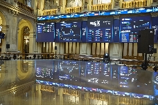 El Ibex cierra su peor semana desde 2022 (-7%) por la guerra en Oriente, pero mantiene los 17.000 puntos