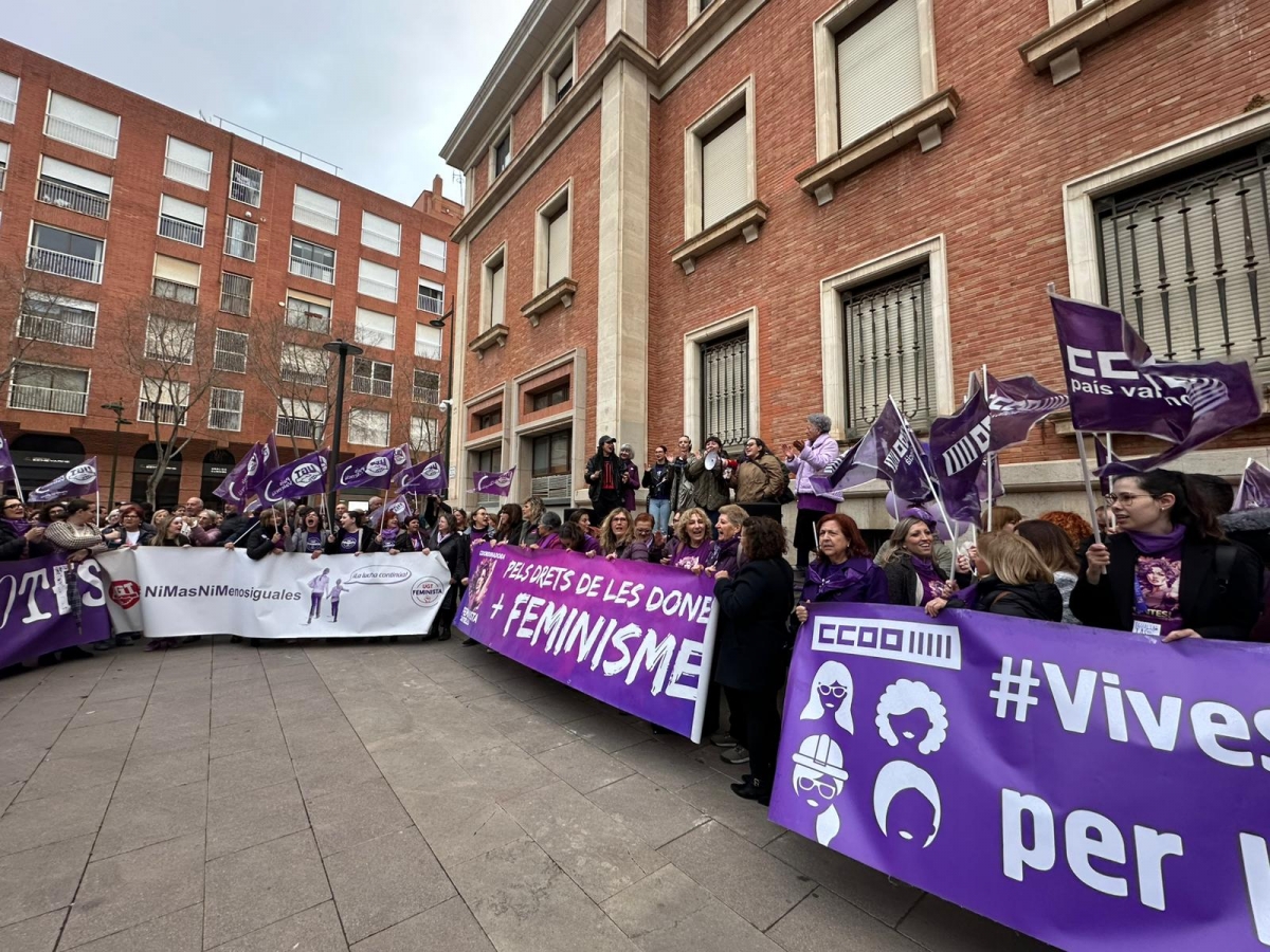 Decenas de personas se concentran en Castelló 