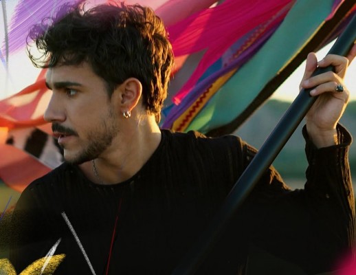 Gonzalo Hermida ondea su 'Bandera Libertad' en València