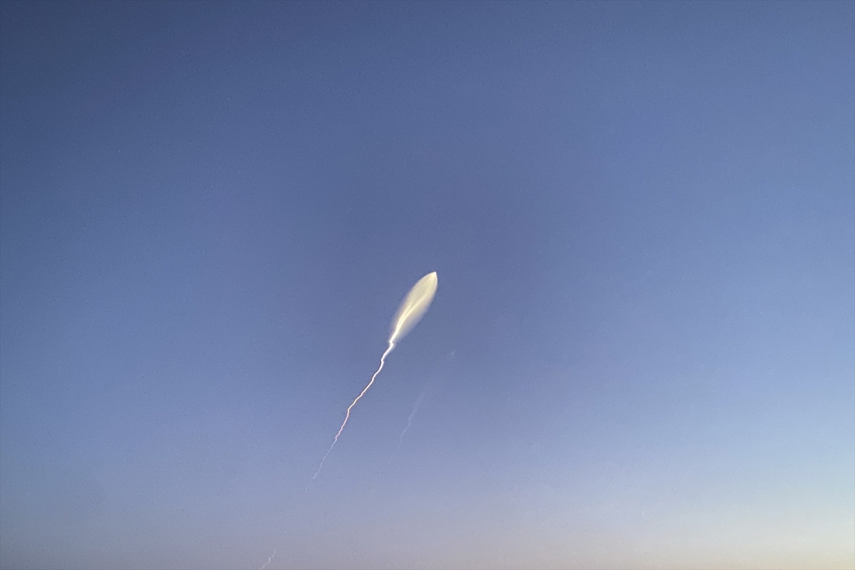 Irán anuncia la suspensión de sus bombardeos a sus vecinos regionales pero se reserva el derecho a contraatacar