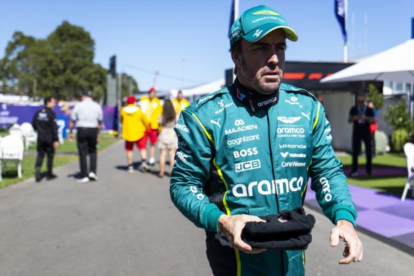 Alonso: “No es fácil, pero en cada vuelta desbloqueamos parte del potencial del coche”