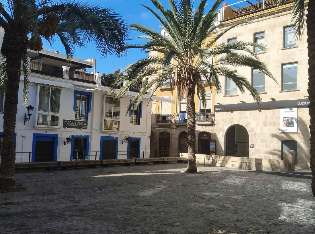 Alicante apercibe de suspensión de actividad a tres locales del Casco Antiguo por incumplir la ZAS