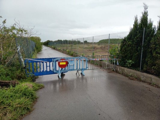 Almassora cierra tres pasos por precaución ante la alerta hidrológica en la Rambla de la Viuda