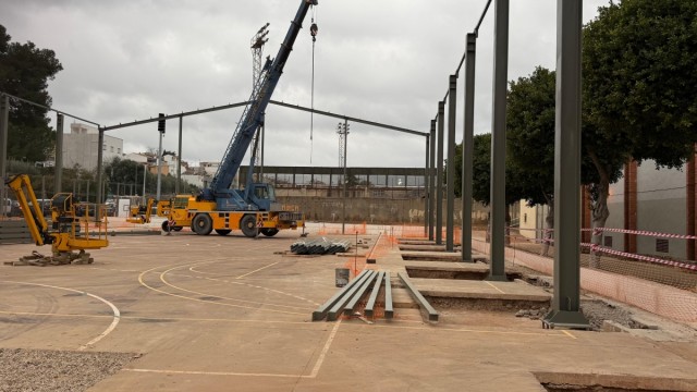 Onda encara la recta final del techado de la pista exterior del Pabellón Municipal 