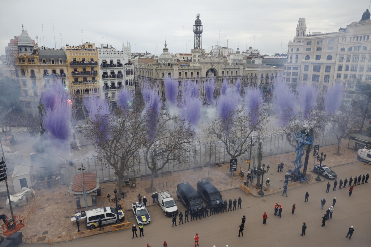 El blanco y el morado protagonizan la mascletá del 8M de las Fallas de València