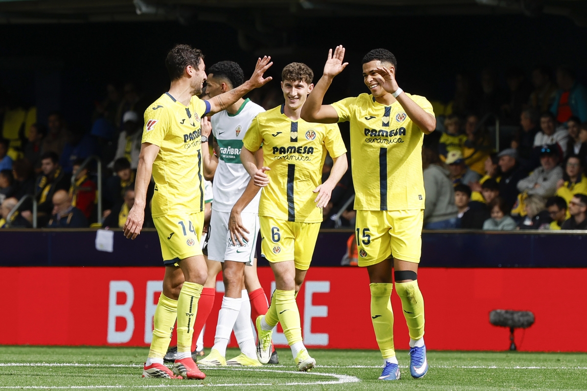 Comesaña y Pau celebrando con Mouriño su gol. - Foto: CARME RIPOLLÉS Comesaña y Pau celebrando con Mouriño su gol.