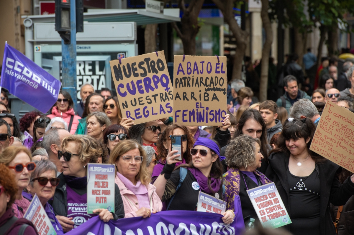 Manifestación del 8M en Alicante: reivindicaciones feministas, contra la guerra y crítica al Ayuntamiento