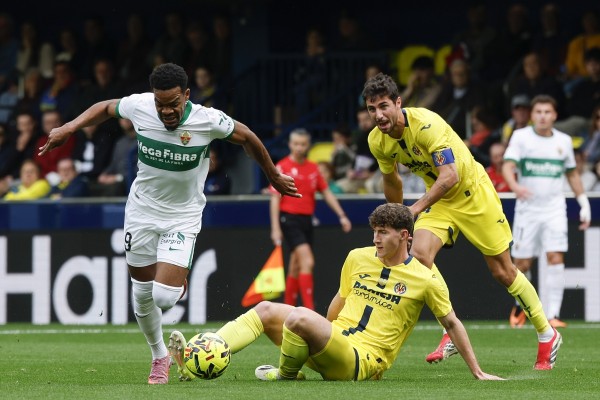 El Villarreal materializa su mejor momento con dos goles y resiste al empuje final del Elche