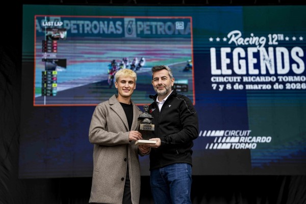 Jaume Masià descubre su estatua en el Circuit