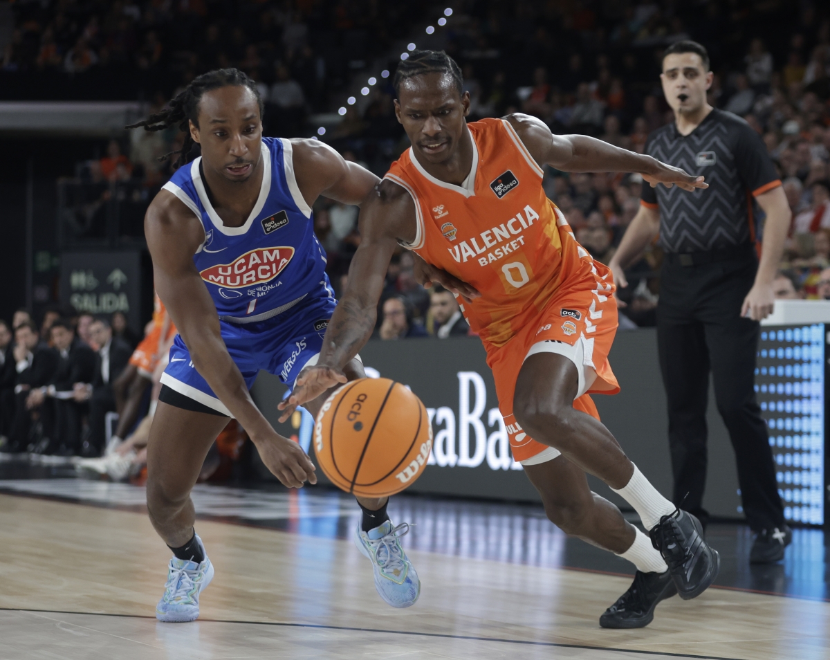 Recital 'taronja' en el Roig Arena: Valencia Basket no da opción a UCAM Murcia y se queda el 'average'