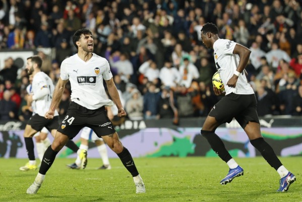 El Valencia CF firma una remontada agónica y mira hacia arriba