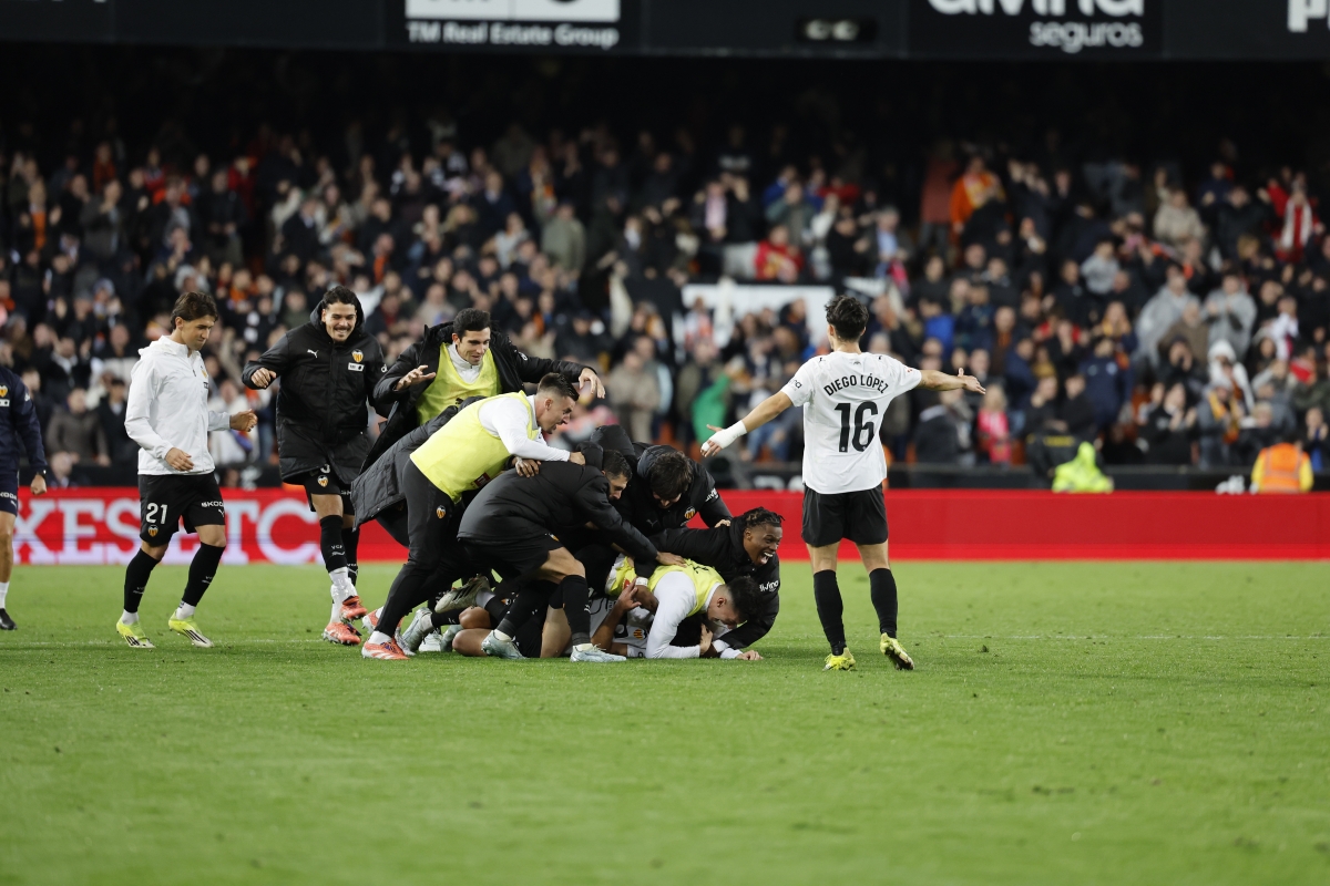 Las notas del Valencia CF 3-2 Alavés: El Valencia CF reina en la locura