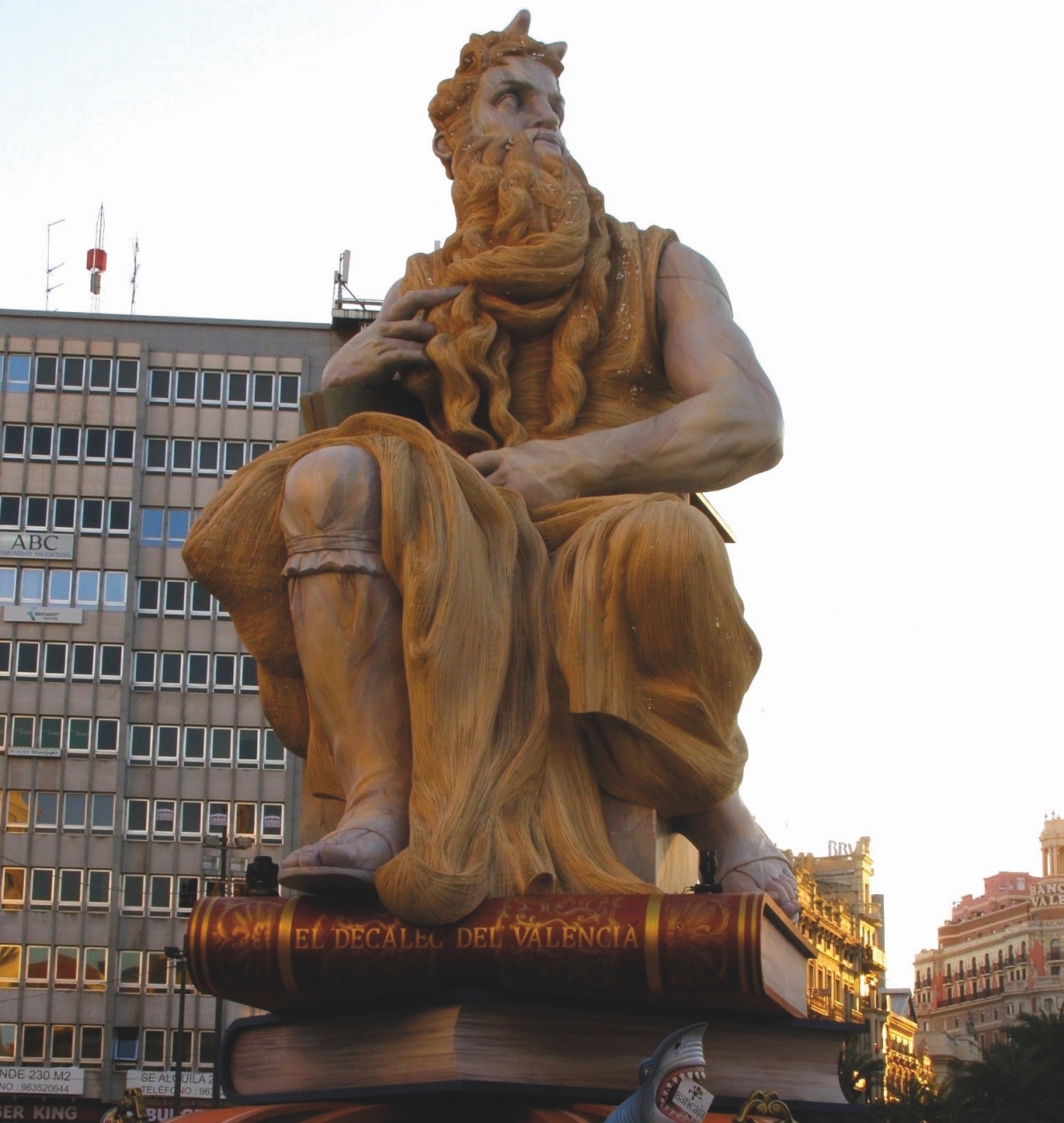 Falla de la plaza del Ayuntamiento de 2014 titulada El Decàlec del Valencià, realizada por el artista Manolo García.