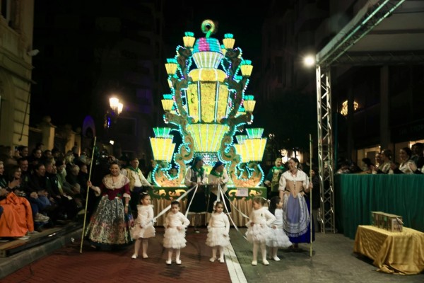 Castelló se rinde a la luz de las gaiatas en el desfile de la Magdalena 2026
