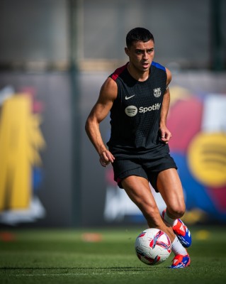 Pedri hace parte del entrenamiento con el grupo y apura sus opciones de estar en Mestalla 