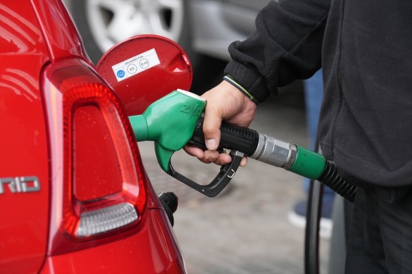 El petróleo pulveriza los 100 dólares por barril y se dispara hasta un 60% desde los ataques a Irán