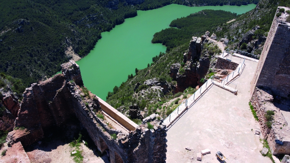 El castillo de Chirel se ubica en Cortes de Pallás.